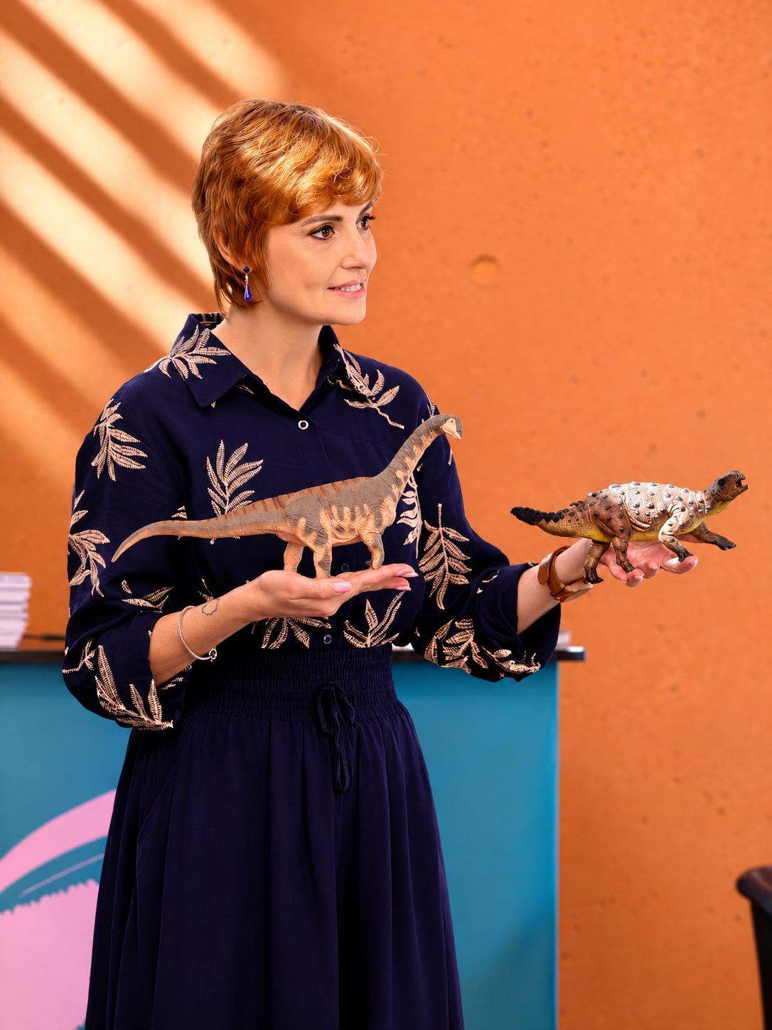 Dra. Joseline Manfroi sostiene modelos de dinosaurios