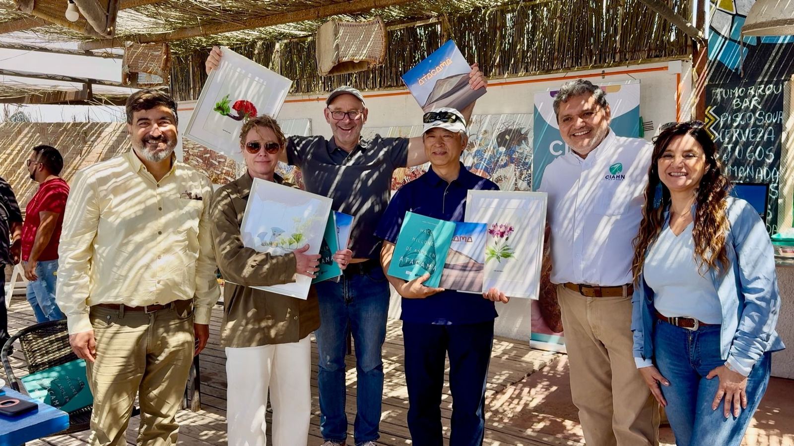 Autoridades y embajadores con publicaciones e ilustraciones científicas de CIAHN Atacama
