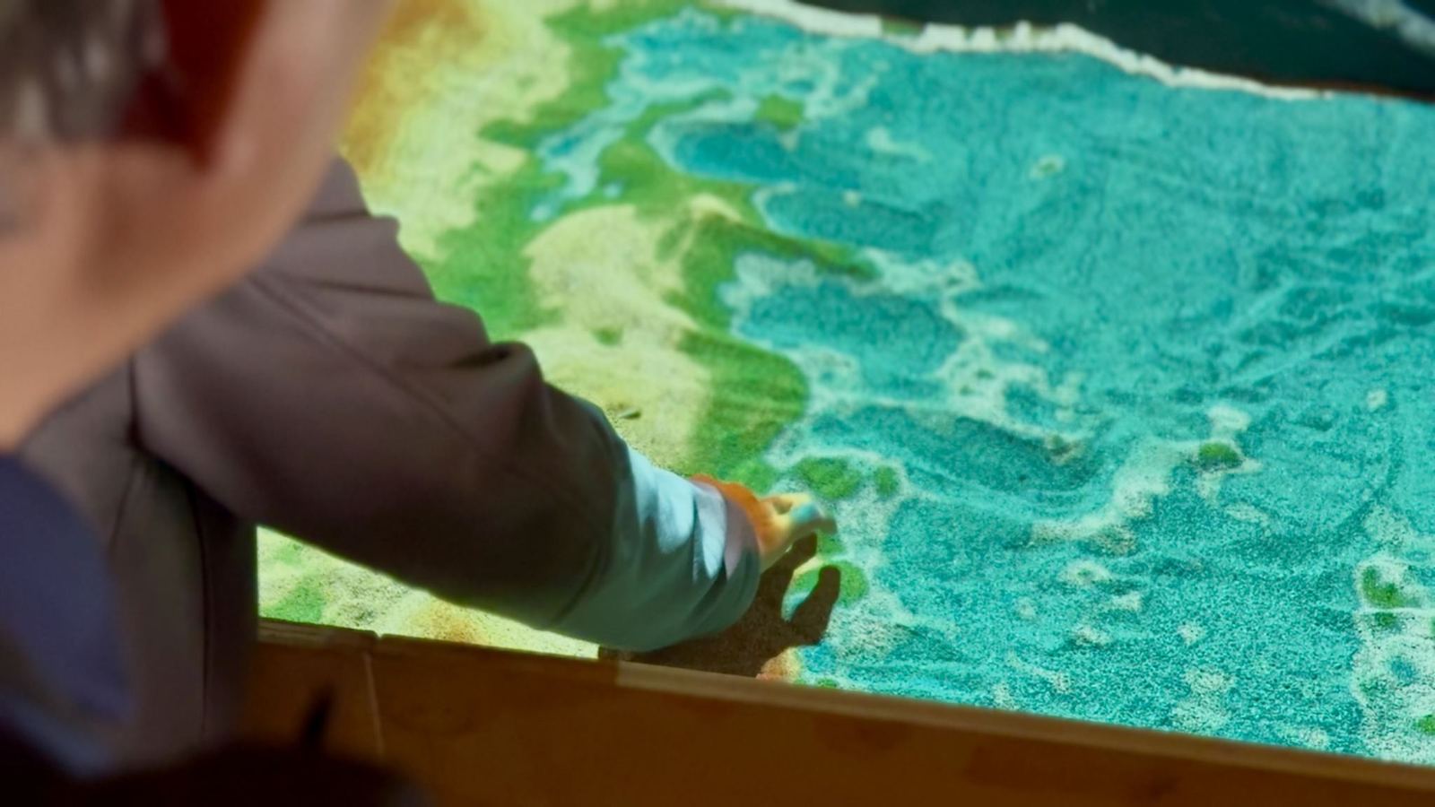 Mesa interactiva de relieve con proyección de paisaje